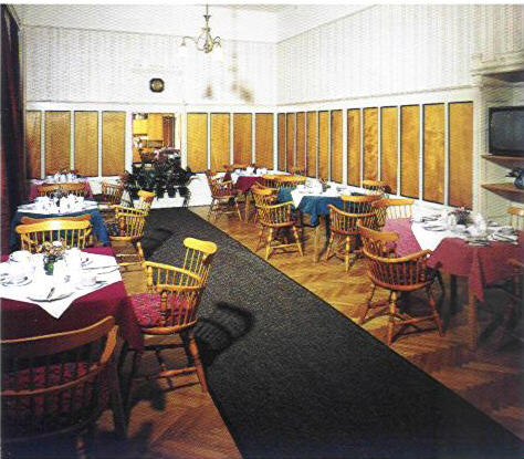 Breakfast room, © Zauza A breakfast room with laid tables and wooden furniture.