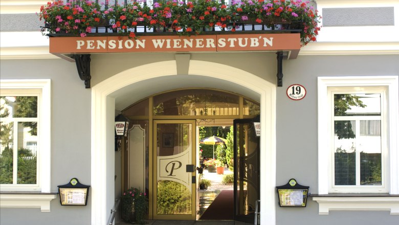 Pension Wienerstub'n, © Schwertführer Christian Eingang der Pension Wienerstub'n mit Blumen und Hausnummer 19.