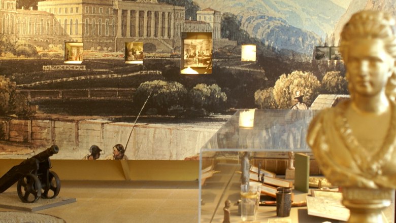 Kaiser-Franz-Josef-Museum, © Kaiser Franz Museum Innenansicht eines Museums mit Büste, Kanone und Gemälde.