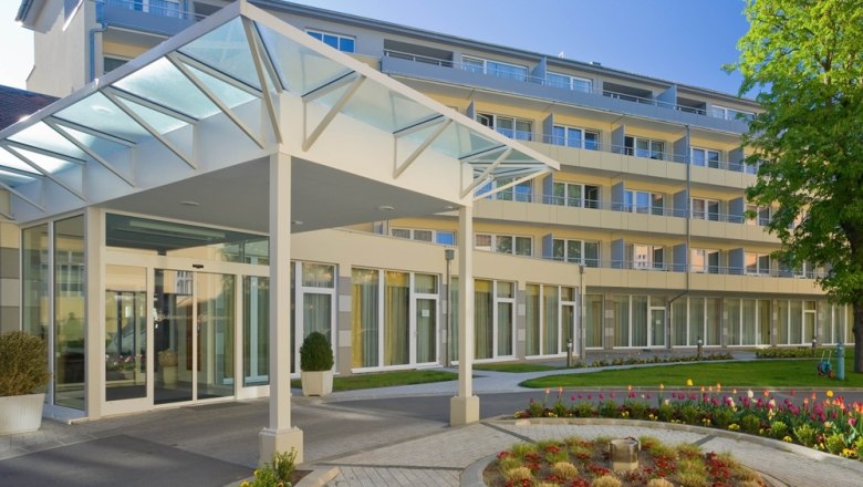 Inner courtyard, © Badener KurbetriebsgesmbH/Ulz Modern building entrance with glass roof and garden.