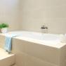 Bad, © 2015 Modernes Badezimmer mit Badewanne, Handtuch, Pflanze und Toilettenpapier.