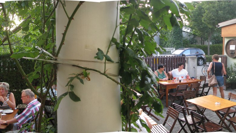 Fischer-Kügerl Garten, © Kügerl Gartenrestaurant mit Holztischen und Gästen im Freien.