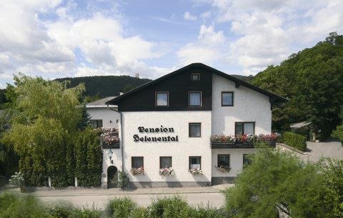 Haus, © Pension Helenental Ein zweistöckiges Gebäude mit der Aufschrift 'Pension Seelenental', umgeben von Bäumen und Sträuchern.