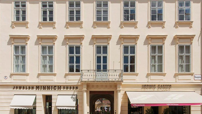Historisches Gebäude mit Geschäften und Café in Baden.