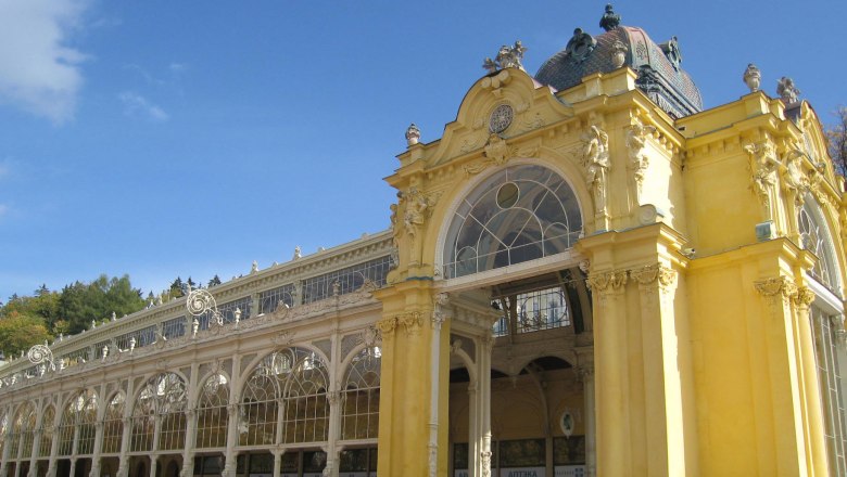 Die Kolonnade wurde 1888-1889 nach Entwürfen der Wiener Architekten Hans Miksch und Julian Niedzielski errichtet. Im Vordergrund ist der singende Brunnen., © Lisa Poetschki