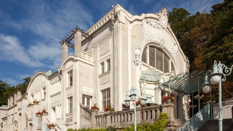 Die Jugendstil Sommerarena von Architekt Rudolf Krausz dient nicht nur als Theater sondern beherbergt zugleich die Ursprungsquelle., © Romana Fürnkranz