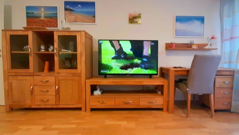 Wohnschlafraum mit Flachbild TV, © Gottfried Steiner