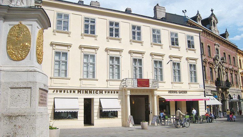 Historisches Gebäude in Baden mit Geschäften im Erdgeschoss.