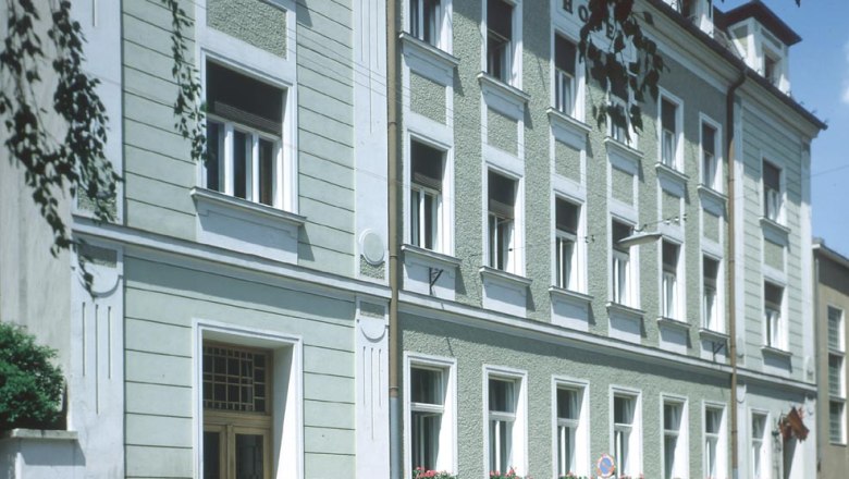 Exterior view, &copy; Zauza